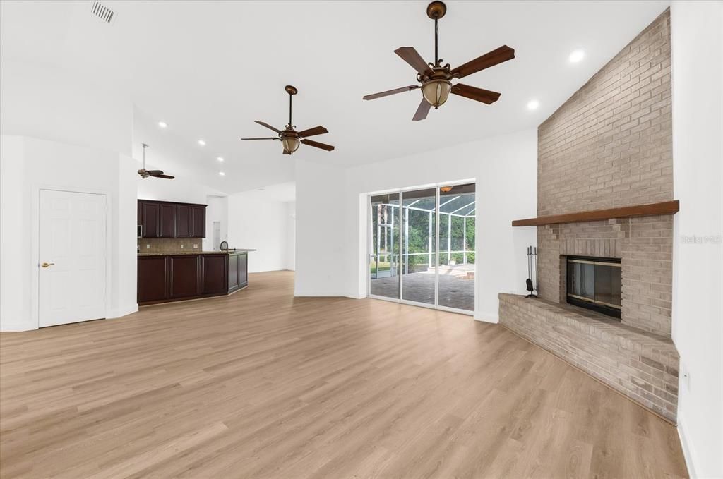 Под контрактом: $1,100,000 (3 спален, 2 ванн, 2582 Квадратных фут)