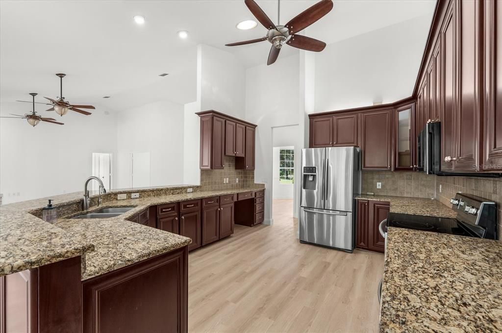 Под контрактом: $1,100,000 (3 спален, 2 ванн, 2582 Квадратных фут)