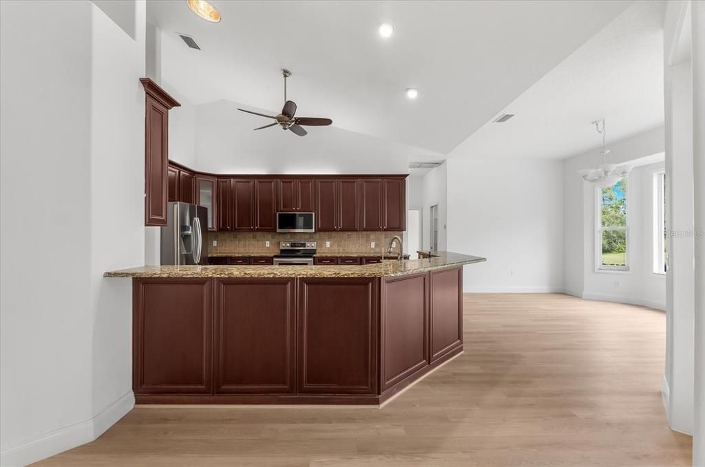 Под контрактом: $1,100,000 (3 спален, 2 ванн, 2582 Квадратных фут)