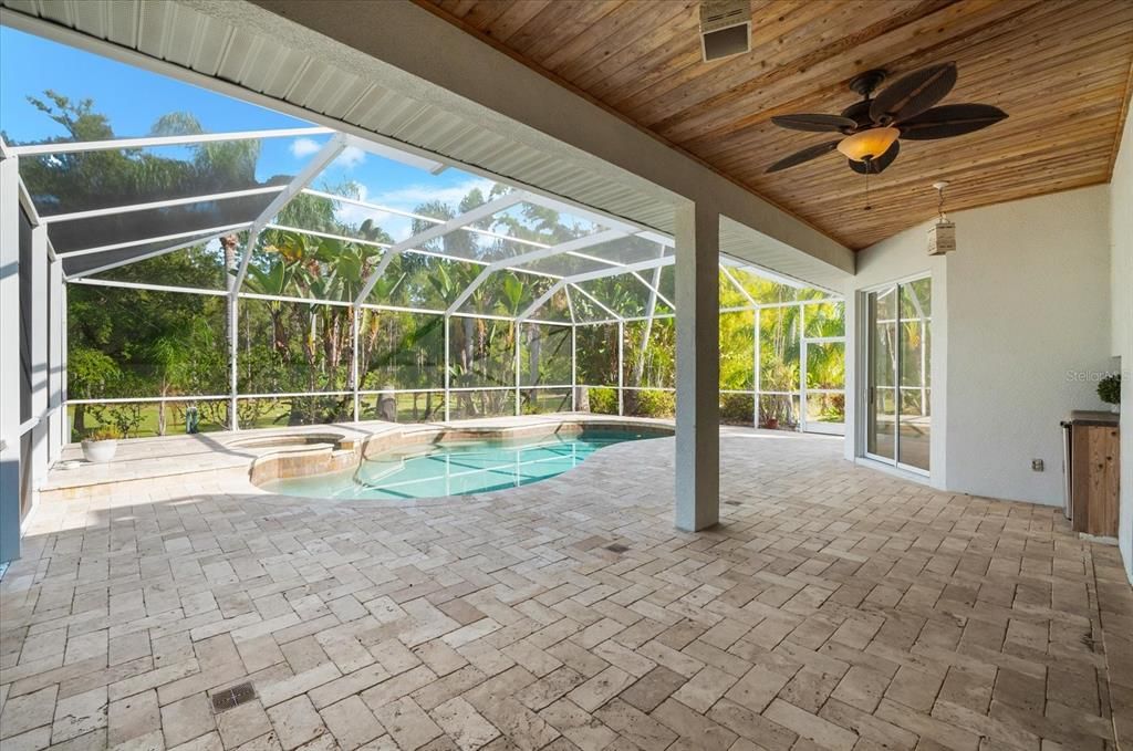 Под контрактом: $1,100,000 (3 спален, 2 ванн, 2582 Квадратных фут)