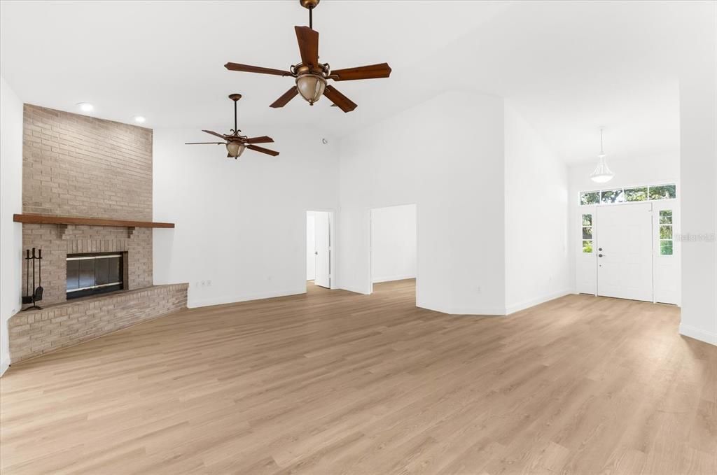 Под контрактом: $1,100,000 (3 спален, 2 ванн, 2582 Квадратных фут)