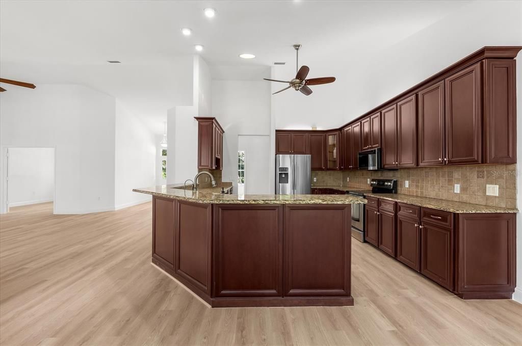 Под контрактом: $1,100,000 (3 спален, 2 ванн, 2582 Квадратных фут)