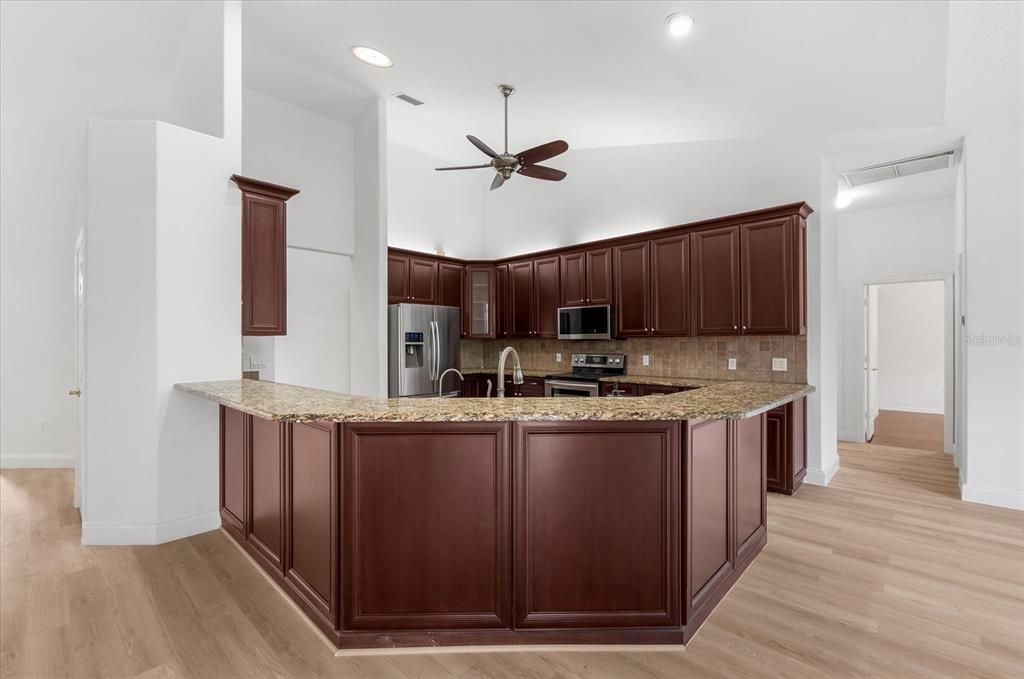 Под контрактом: $1,100,000 (3 спален, 2 ванн, 2582 Квадратных фут)