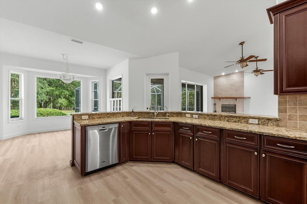 Под контрактом: $1,100,000 (3 спален, 2 ванн, 2582 Квадратных фут)