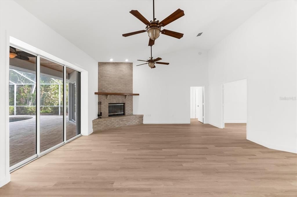 Под контрактом: $1,100,000 (3 спален, 2 ванн, 2582 Квадратных фут)