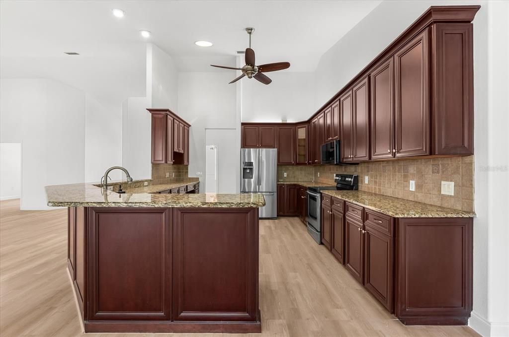 Под контрактом: $1,100,000 (3 спален, 2 ванн, 2582 Квадратных фут)