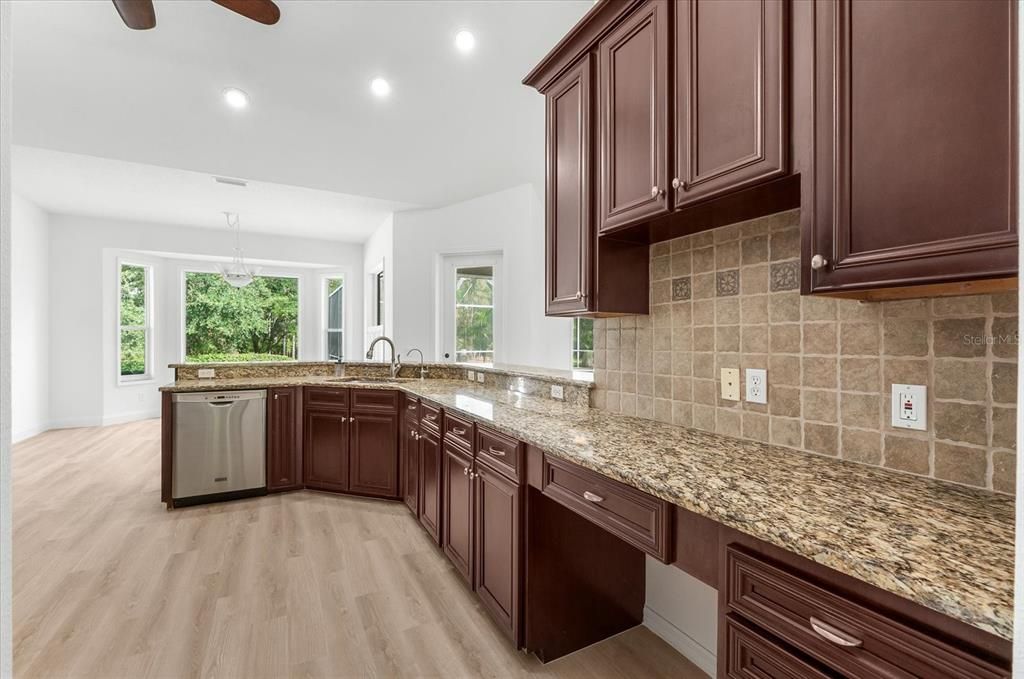 Под контрактом: $1,100,000 (3 спален, 2 ванн, 2582 Квадратных фут)