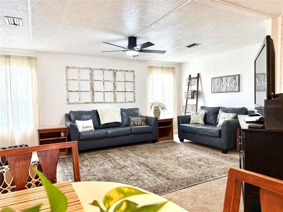 For Sale: $240,000 (2 beds, 2 baths, 1065 Square Feet)