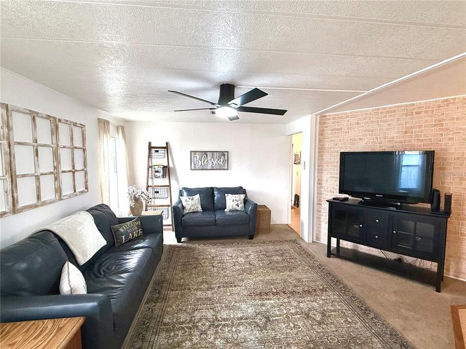 For Sale: $240,000 (2 beds, 2 baths, 1065 Square Feet)