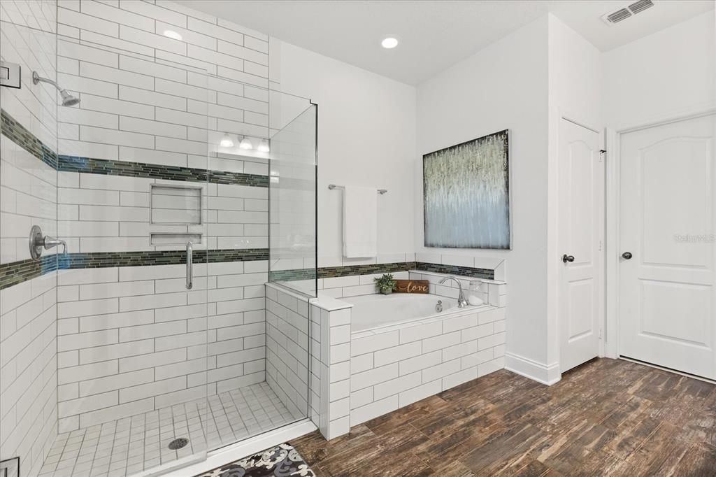 En Venta: $599,999 (4 camas, 3 baños, 2307 Pies cuadrados)