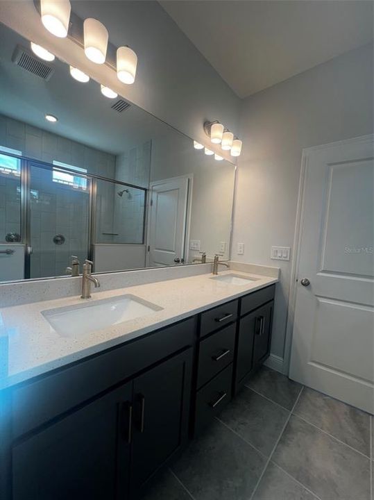 Под контрактом: $545,990 (4 спален, 2 ванн, 2100 Квадратных фут)