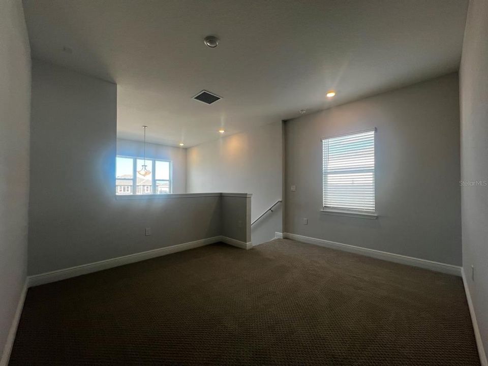 Под контрактом: $545,990 (4 спален, 2 ванн, 2100 Квадратных фут)