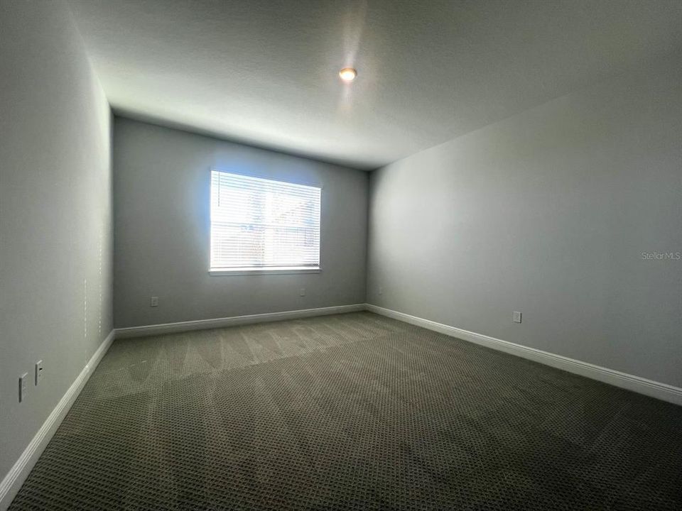 Под контрактом: $545,990 (4 спален, 2 ванн, 2100 Квадратных фут)