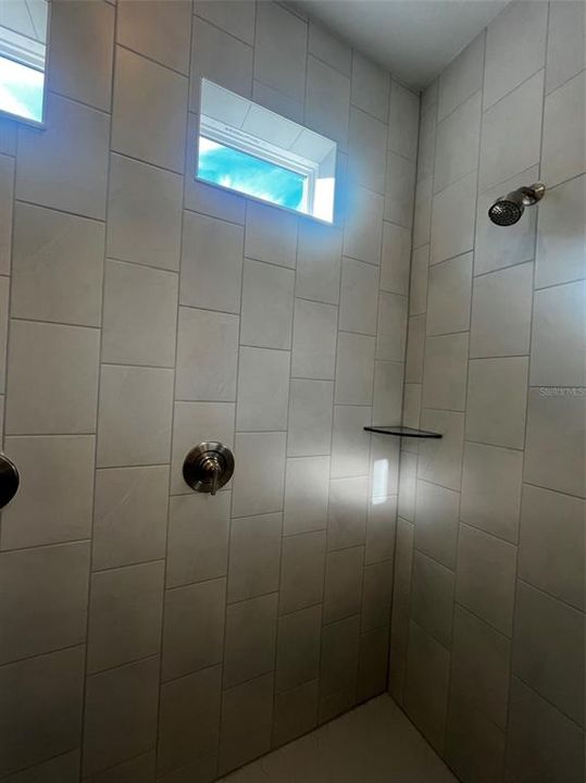 Под контрактом: $545,990 (4 спален, 2 ванн, 2100 Квадратных фут)