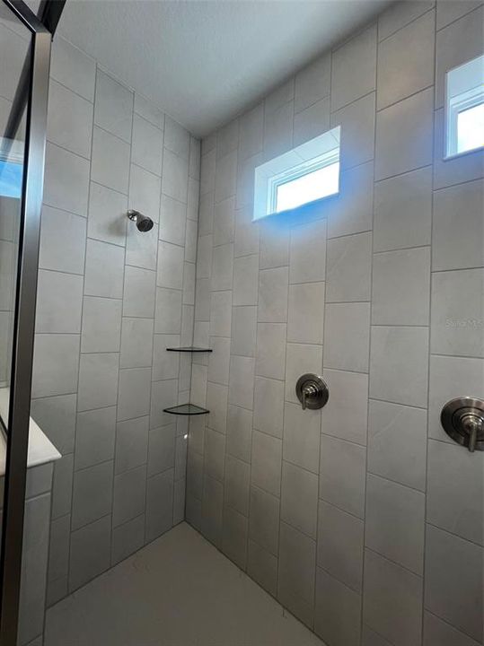 Под контрактом: $545,990 (4 спален, 2 ванн, 2100 Квадратных фут)