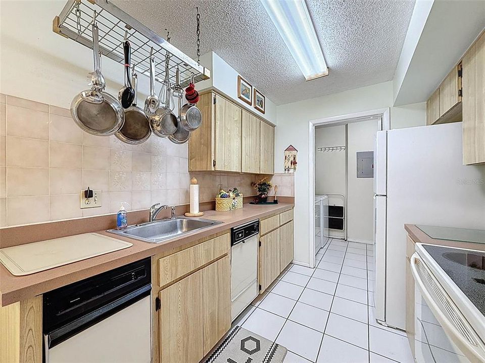 For Sale: $154,888 (2 beds, 2 baths, 1163 Square Feet)