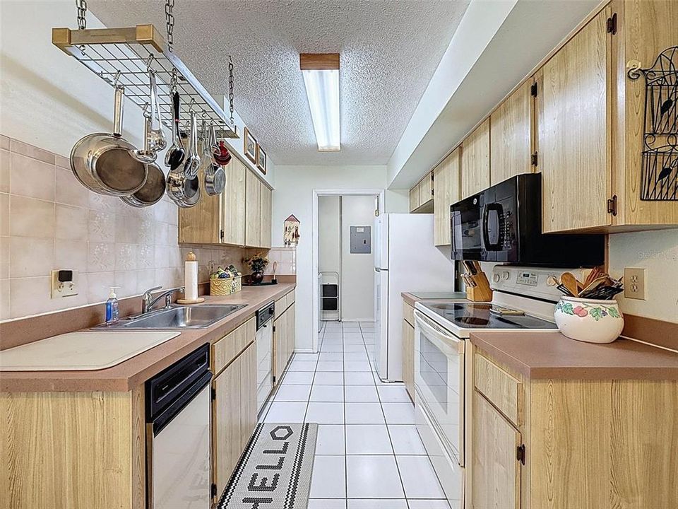 For Sale: $154,888 (2 beds, 2 baths, 1163 Square Feet)