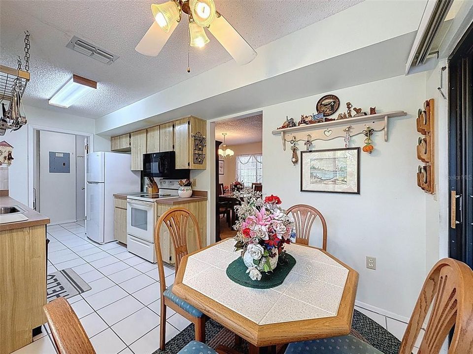 For Sale: $154,888 (2 beds, 2 baths, 1163 Square Feet)