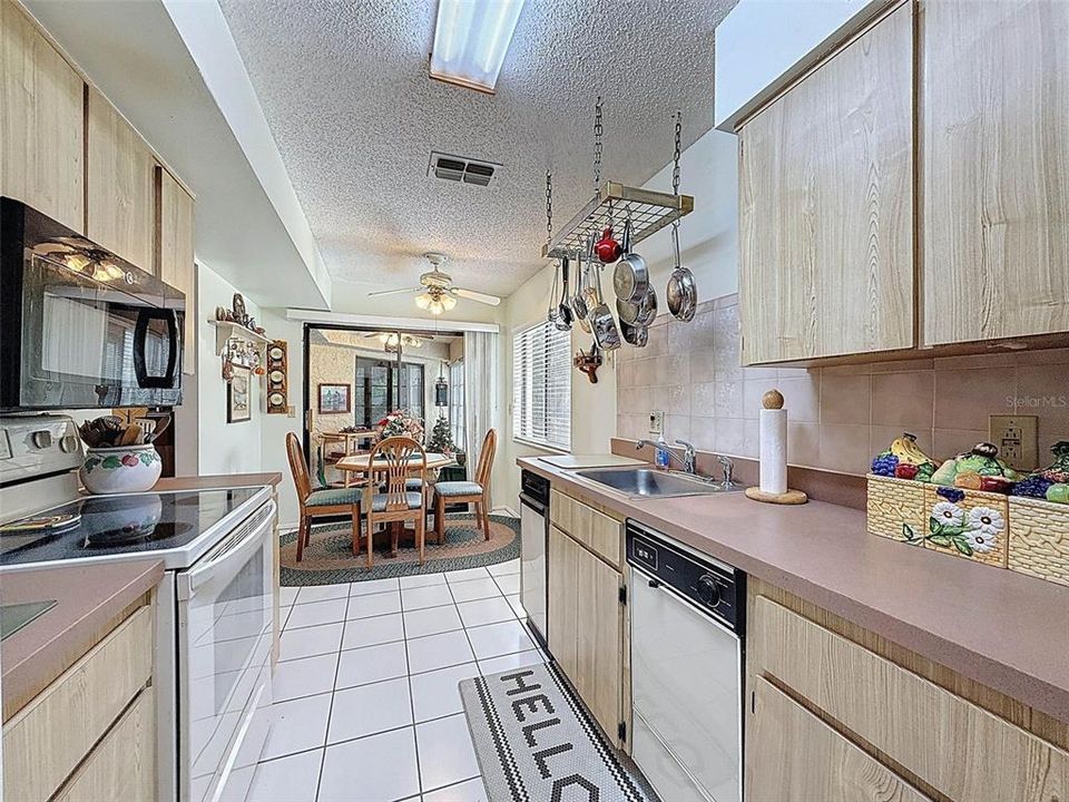 For Sale: $154,888 (2 beds, 2 baths, 1163 Square Feet)