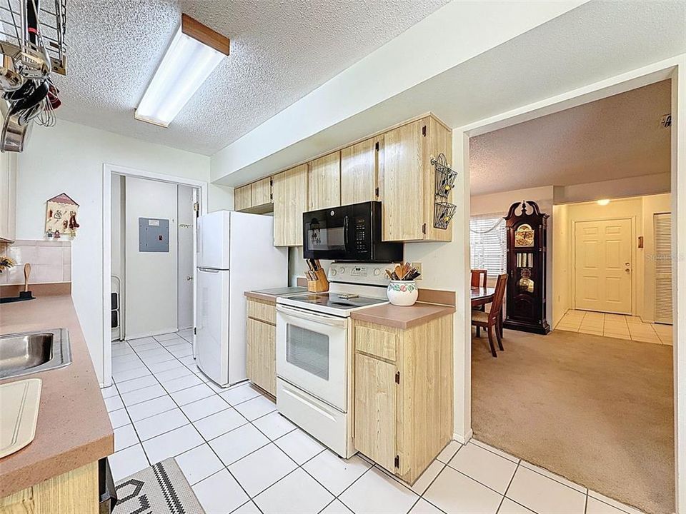 For Sale: $154,888 (2 beds, 2 baths, 1163 Square Feet)