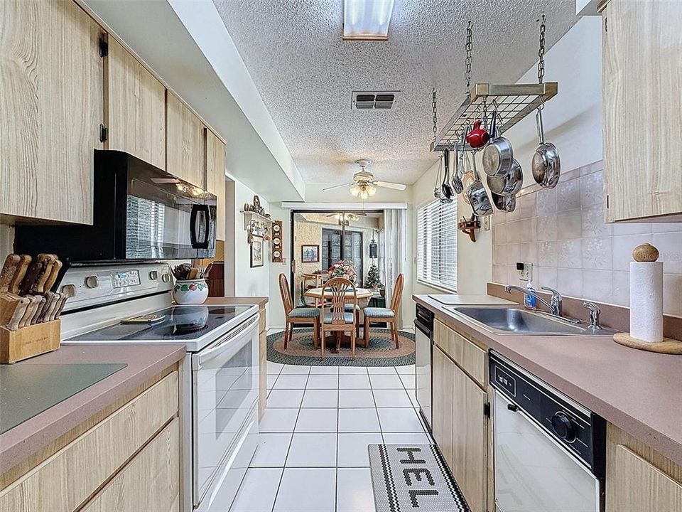 For Sale: $154,888 (2 beds, 2 baths, 1163 Square Feet)