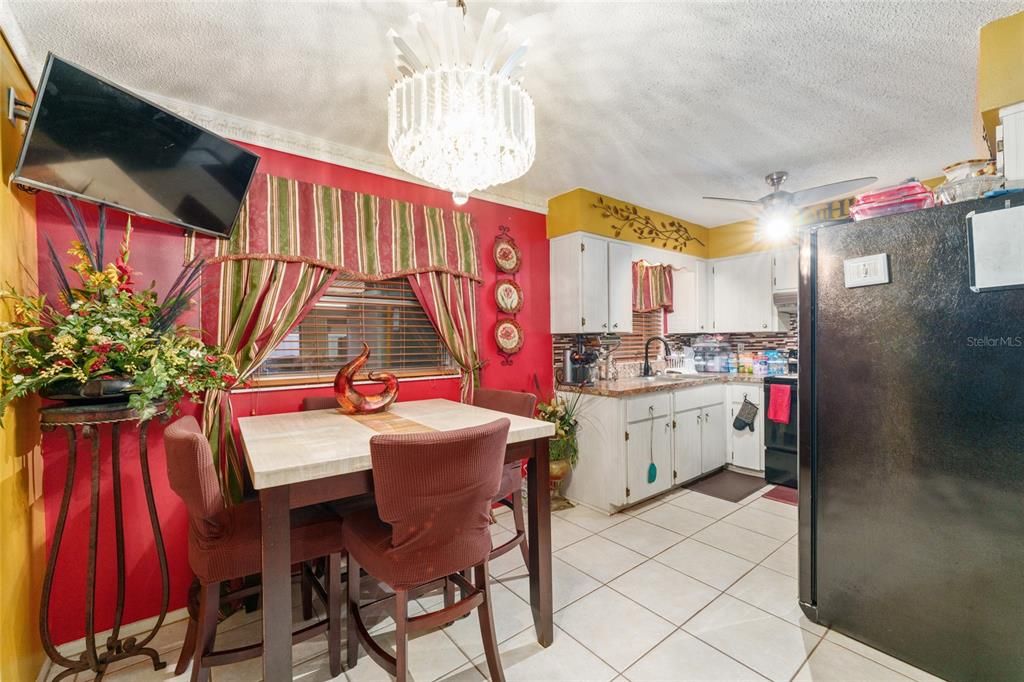 Под контрактом: $285,000 (3 спален, 3 ванн, 1324 Квадратных фут)