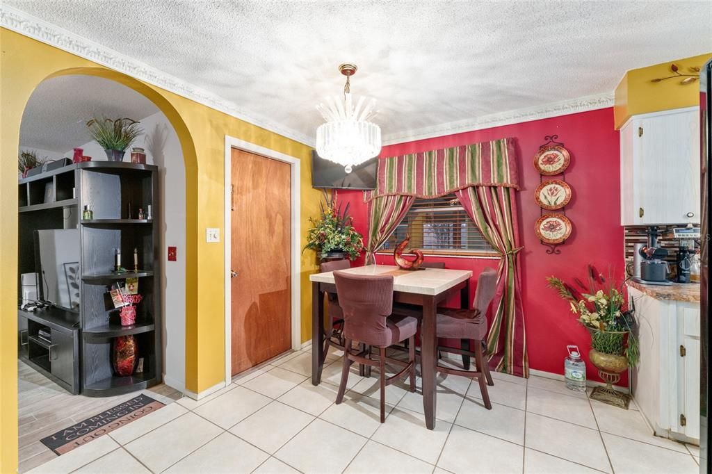 Под контрактом: $285,000 (3 спален, 3 ванн, 1324 Квадратных фут)