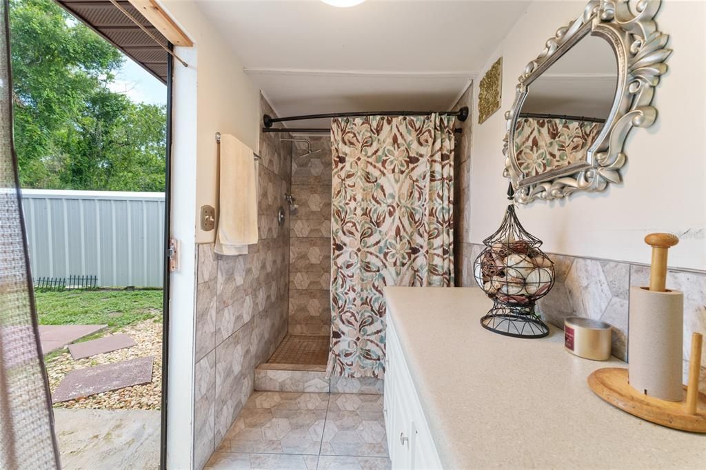 Под контрактом: $285,000 (3 спален, 3 ванн, 1324 Квадратных фут)