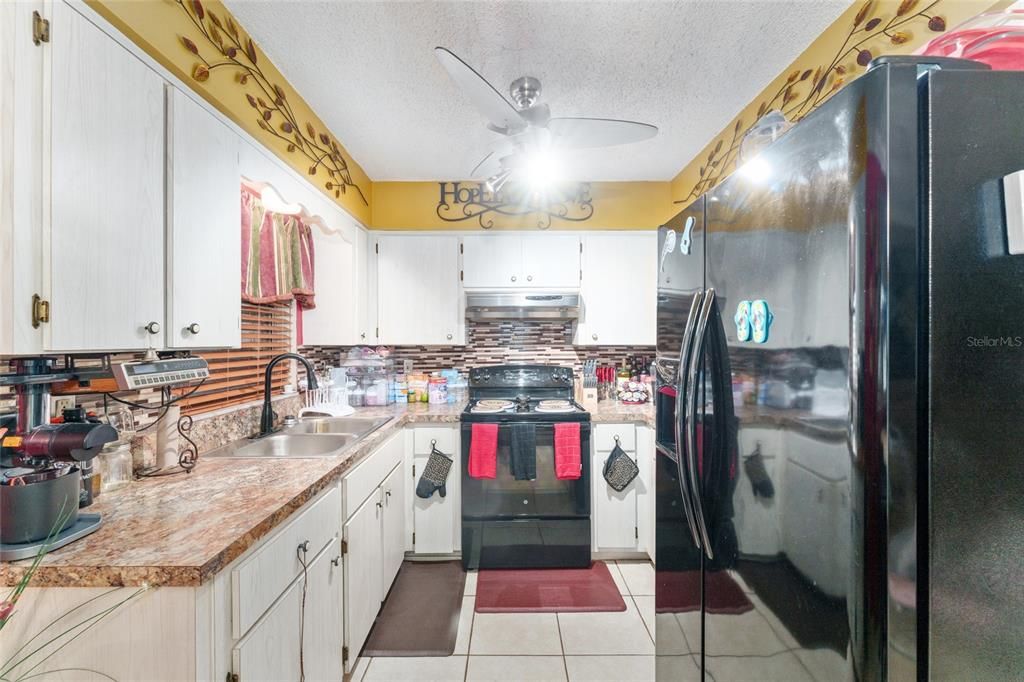 Под контрактом: $285,000 (3 спален, 3 ванн, 1324 Квадратных фут)