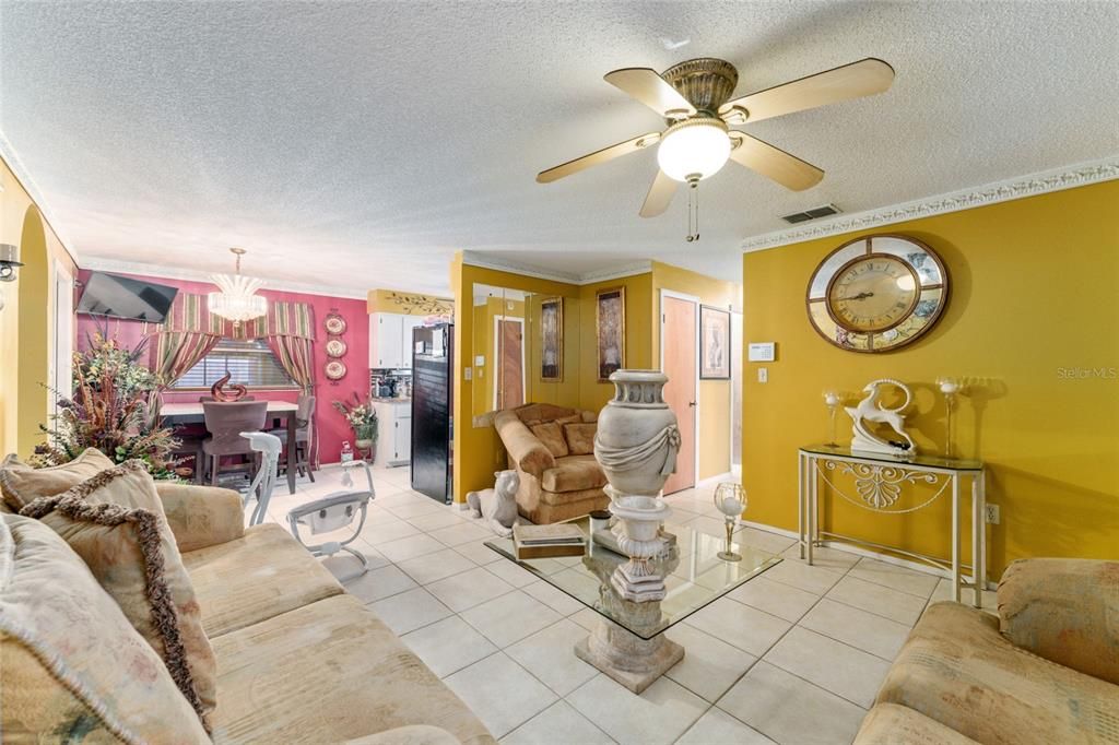 Под контрактом: $285,000 (3 спален, 3 ванн, 1324 Квадратных фут)