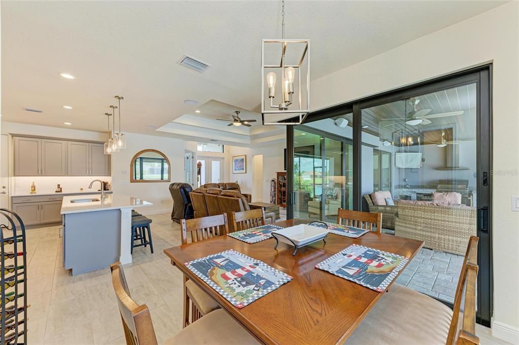 合同活跃: $884,900 (3 贝兹, 2 浴室, 2063 平方英尺)