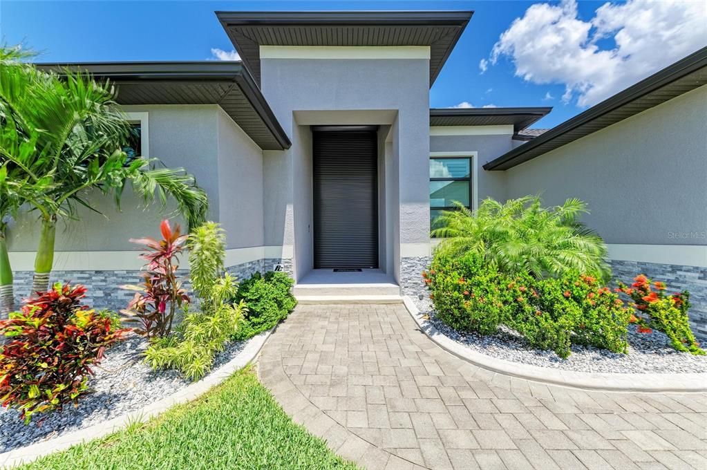 合同活跃: $884,900 (3 贝兹, 2 浴室, 2063 平方英尺)