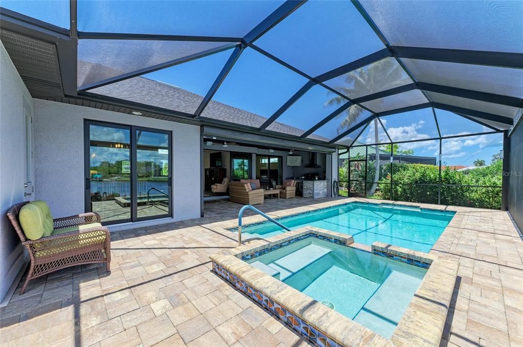 合同活跃: $884,900 (3 贝兹, 2 浴室, 2063 平方英尺)