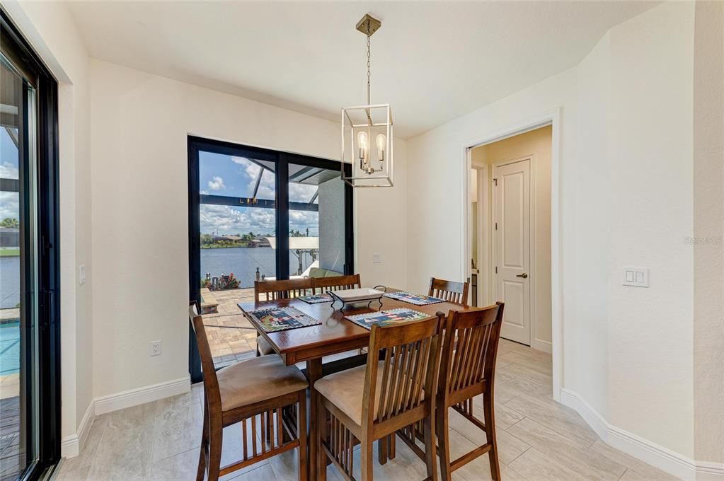 合同活跃: $884,900 (3 贝兹, 2 浴室, 2063 平方英尺)