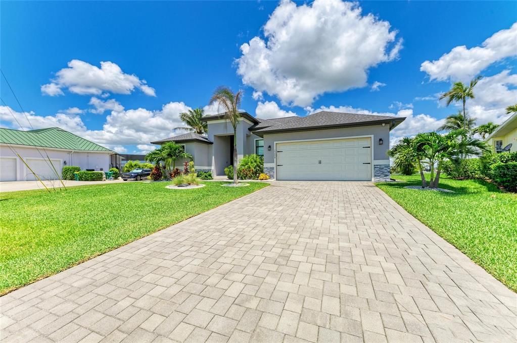 合同活跃: $884,900 (3 贝兹, 2 浴室, 2063 平方英尺)