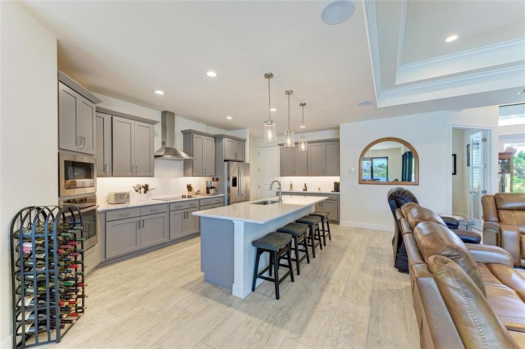 合同活跃: $884,900 (3 贝兹, 2 浴室, 2063 平方英尺)