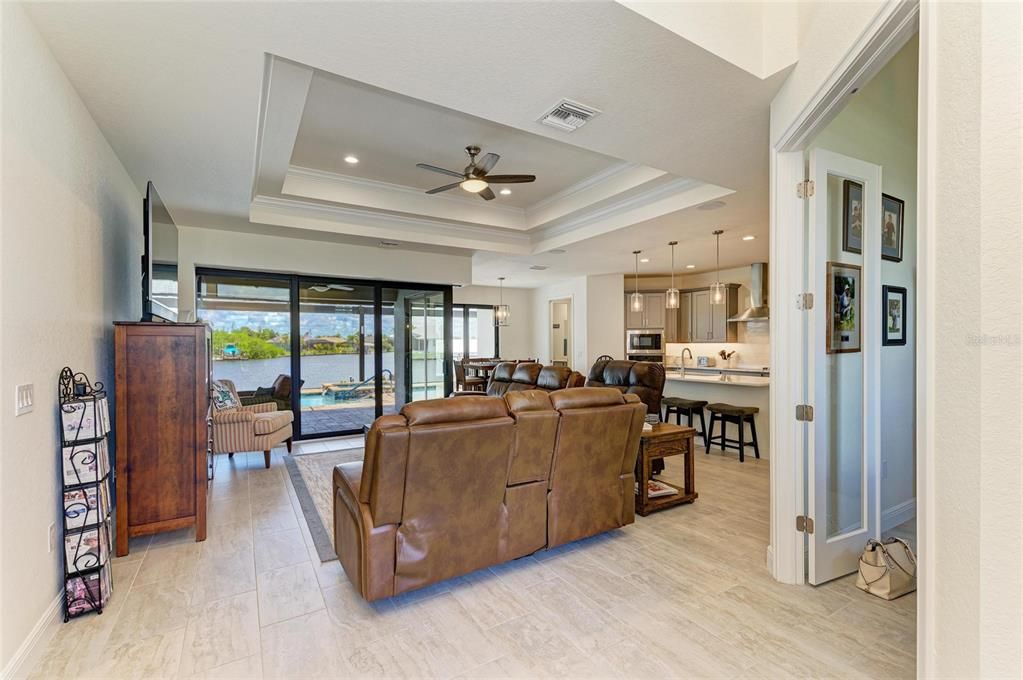 合同活跃: $884,900 (3 贝兹, 2 浴室, 2063 平方英尺)