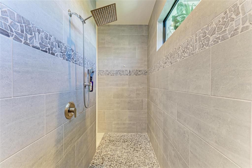 合同活跃: $884,900 (3 贝兹, 2 浴室, 2063 平方英尺)