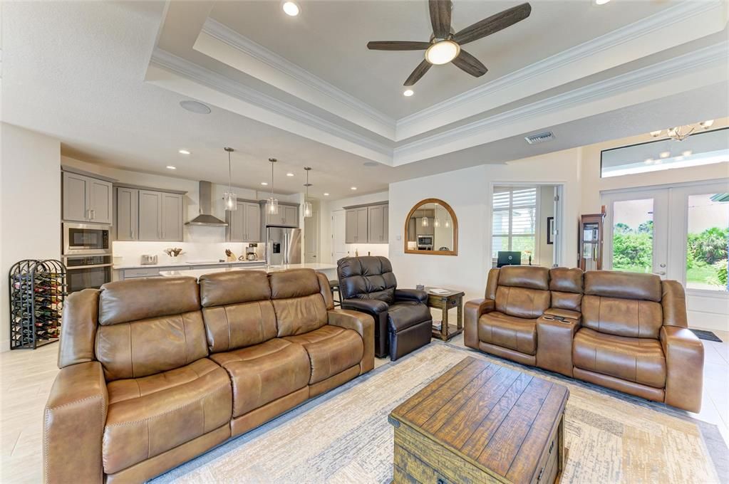 合同活跃: $884,900 (3 贝兹, 2 浴室, 2063 平方英尺)