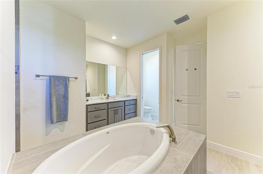 合同活跃: $884,900 (3 贝兹, 2 浴室, 2063 平方英尺)