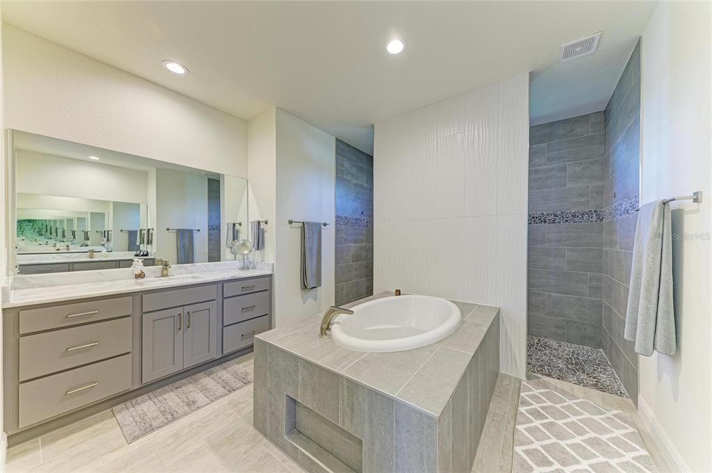 合同活跃: $884,900 (3 贝兹, 2 浴室, 2063 平方英尺)