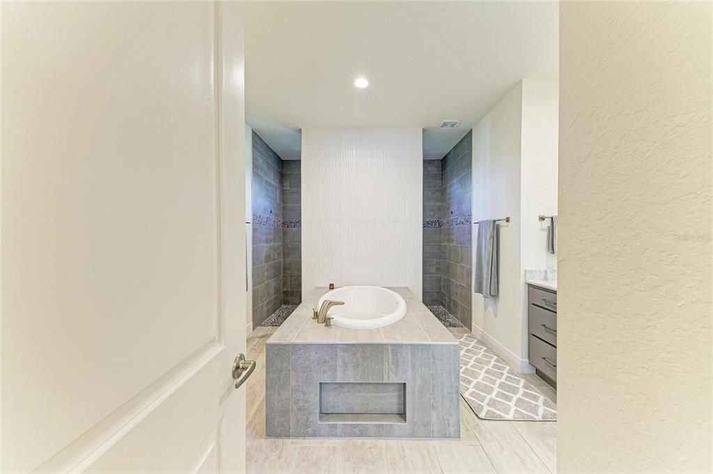 合同活跃: $884,900 (3 贝兹, 2 浴室, 2063 平方英尺)