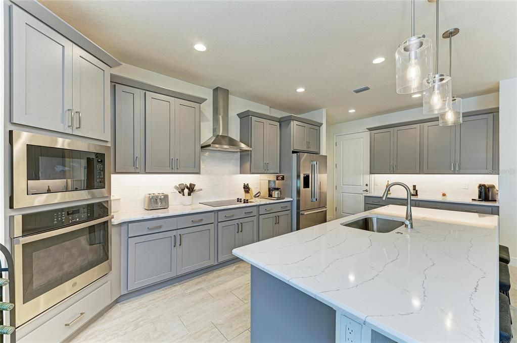 合同活跃: $884,900 (3 贝兹, 2 浴室, 2063 平方英尺)