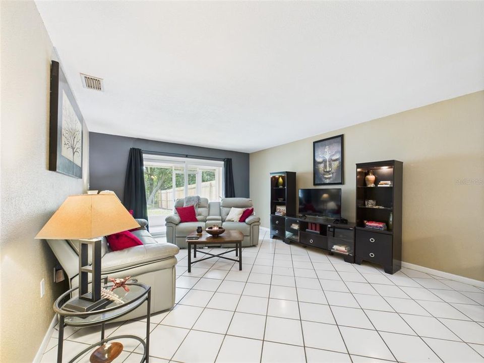 待售: $249,999 (2 贝兹, 2 浴室, 1285 平方英尺)