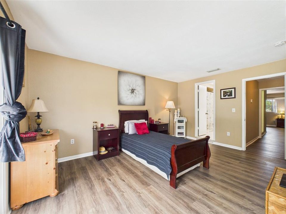 待售: $249,999 (2 贝兹, 2 浴室, 1285 平方英尺)