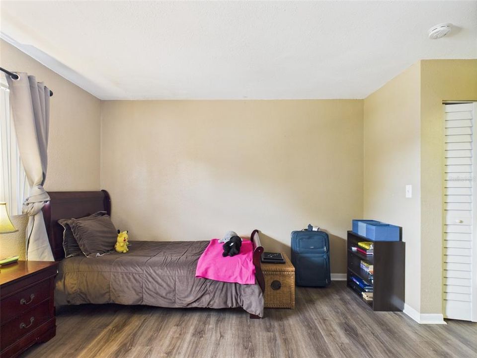 待售: $249,999 (2 贝兹, 2 浴室, 1285 平方英尺)