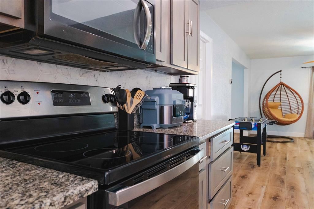 合同活跃: $295,000 (2 贝兹, 2 浴室, 1249 平方英尺)