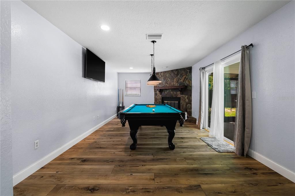 合同活跃: $295,000 (2 贝兹, 2 浴室, 1249 平方英尺)