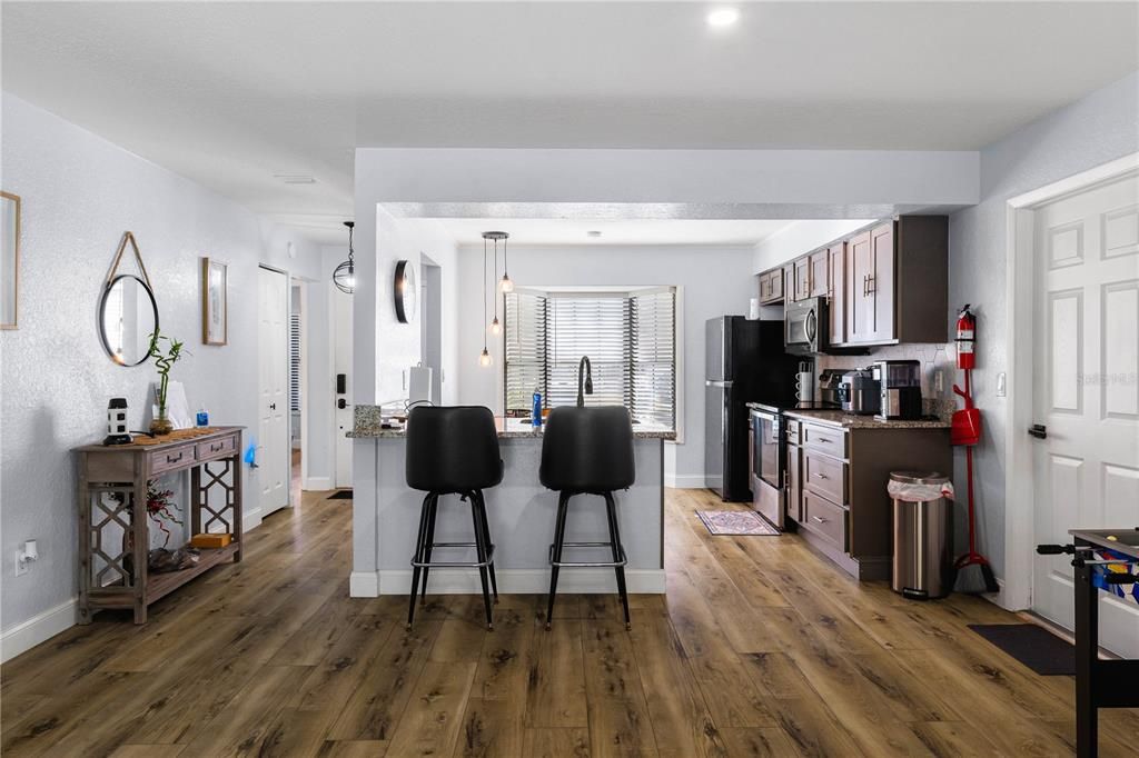 合同活跃: $295,000 (2 贝兹, 2 浴室, 1249 平方英尺)