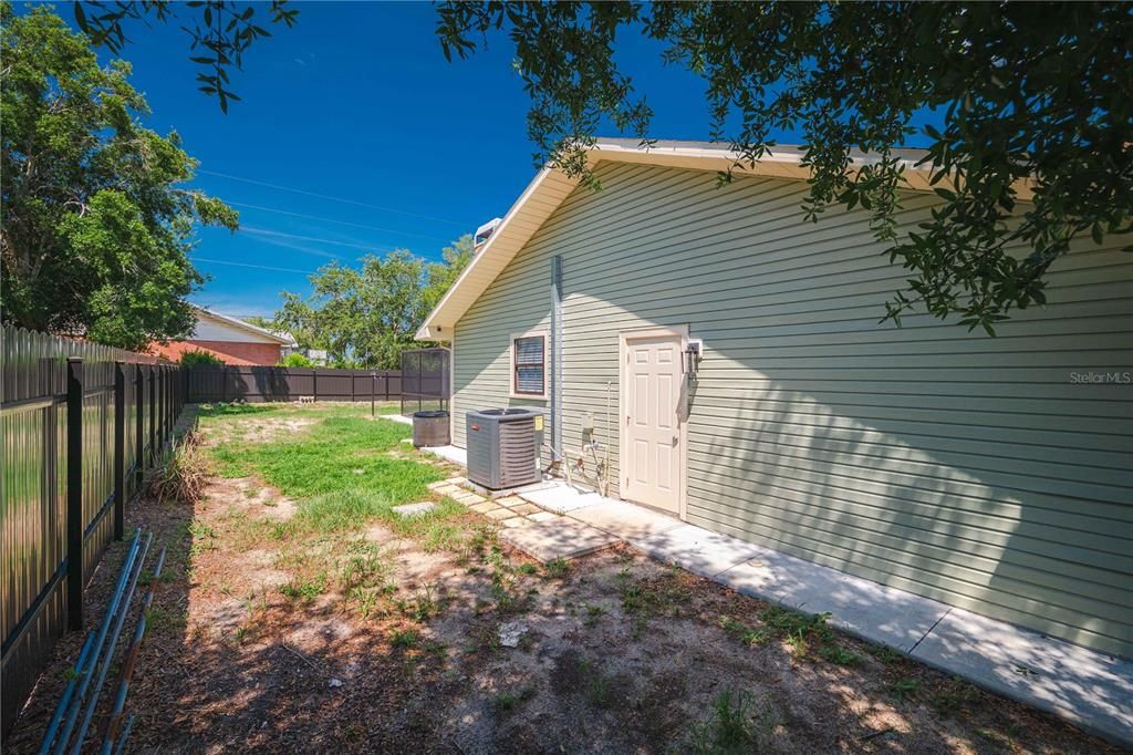 合同活跃: $295,000 (2 贝兹, 2 浴室, 1249 平方英尺)